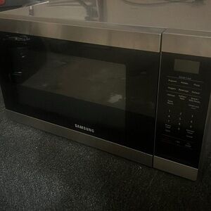 Samsung Microwave, fully works, not plugged up in the picture.